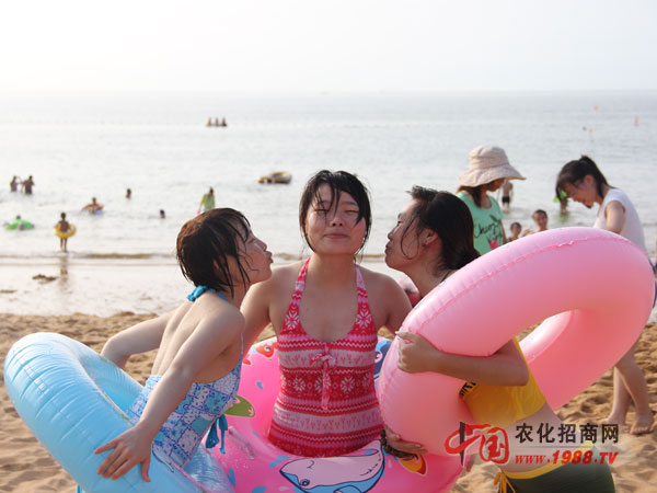 海邊嬉鬧瞬間
