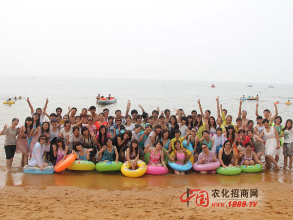 嬉戲在美麗的海濱浴場(chǎng)
