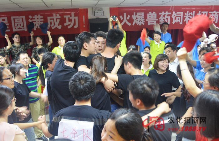 2015年6月20日-21日,鄭州火爆網(wǎng)絡(luò)科技有限公司組織全體員工進行了一次“團隊凝聚力訓練”,特邀田沂桐老師和李健老師為主講老師,意在激發(fā)火爆人的內(nèi)在潛能、培養(yǎng)團隊協(xié)同作戰(zhàn)能力,超越自我、成就未來!
