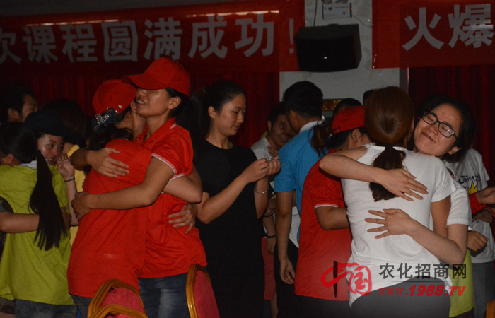 2015年6月20日-21日,鄭州火爆網(wǎng)絡(luò)科技有限公司組織全體員工進行了一次“團隊凝聚力訓練”,特邀田沂桐老師和李健老師為主講老師,意在激發(fā)火爆人的內(nèi)在潛能、培養(yǎng)團隊協(xié)同作戰(zhàn)能力,超越自我、成就未來!