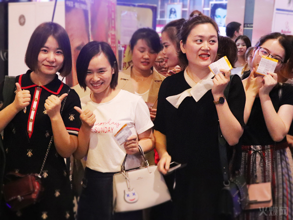 與愛同行,雙喜臨門!火爆網(wǎng)發(fā)放中秋禮品并包場邀請200名員工看電影!
