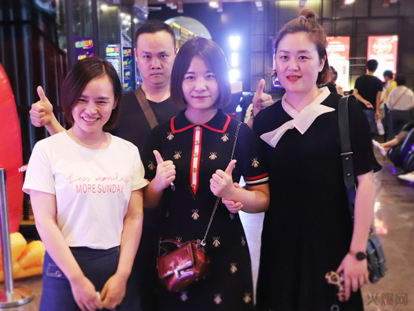 與愛同行,雙喜臨門!火爆網(wǎng)發(fā)放中秋禮品并包場邀請200名員工看電影!