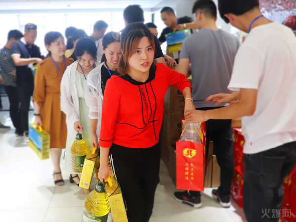 與愛同行,雙喜臨門!火爆網(wǎng)發(fā)放中秋禮品并包場邀請200名員工看電影!