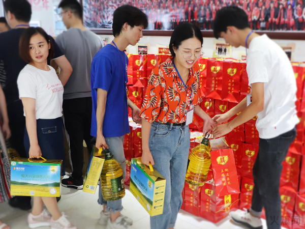 與愛同行,雙喜臨門!火爆網(wǎng)發(fā)放中秋禮品并包場邀請200名員工看電影!